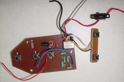 27 MHz Wireless R/C Toy - Transmitter - FCC ID OKP51620-NG - WowWee Group Limited (2)