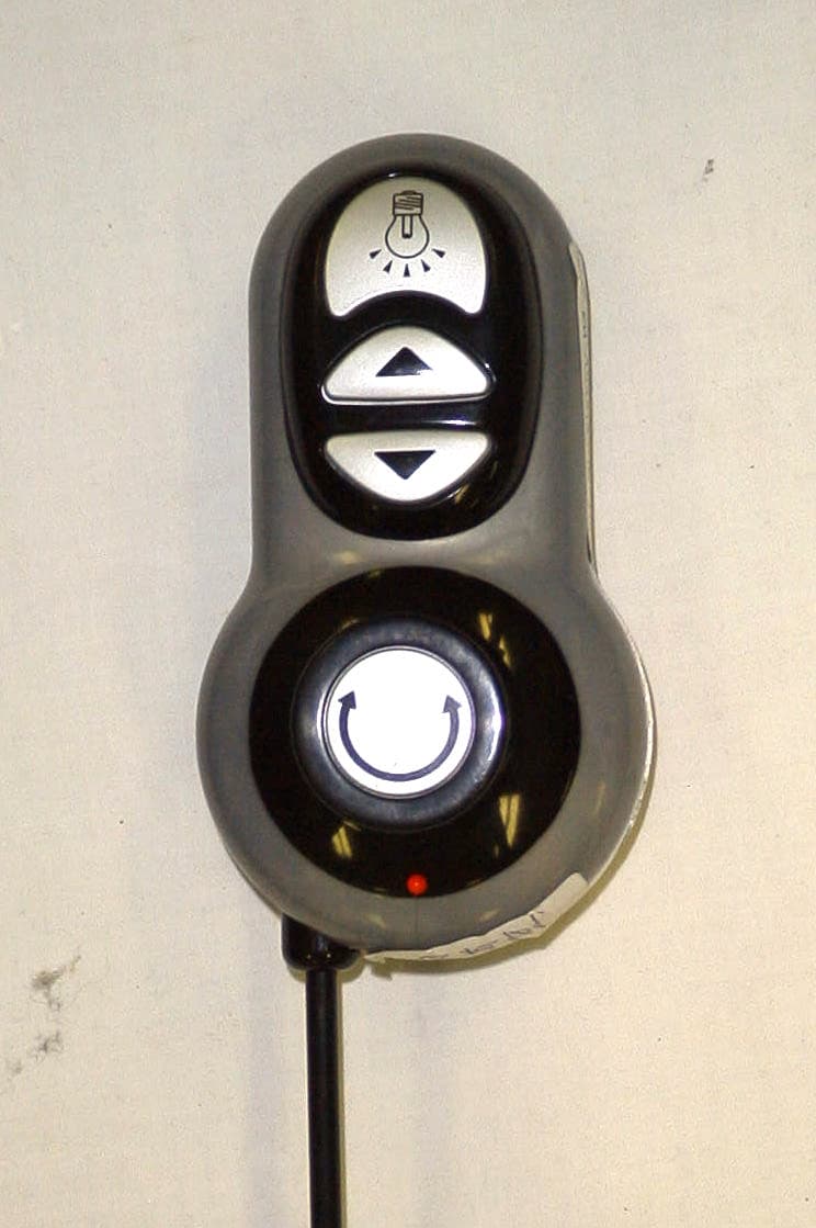 49 MHz Wireless R/C Toy - Transmitter - FCC ID OKP51620A-NG - WowWee Group Limited (2)