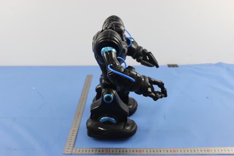 Robosapien Blue - FCC ID OKP8015 - WowWee Group Limited (5)