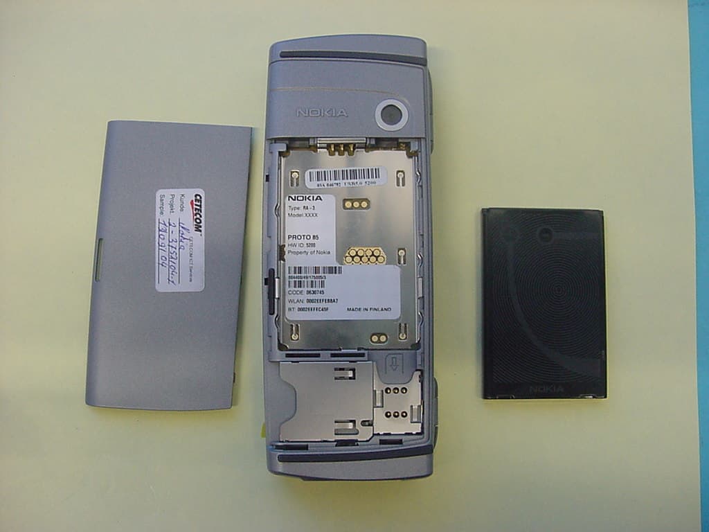 GSM 850/1800/1900 Communicator w/WLAN, BT - FCC ID PDNRA-3 - Microsoft Corporation (3)