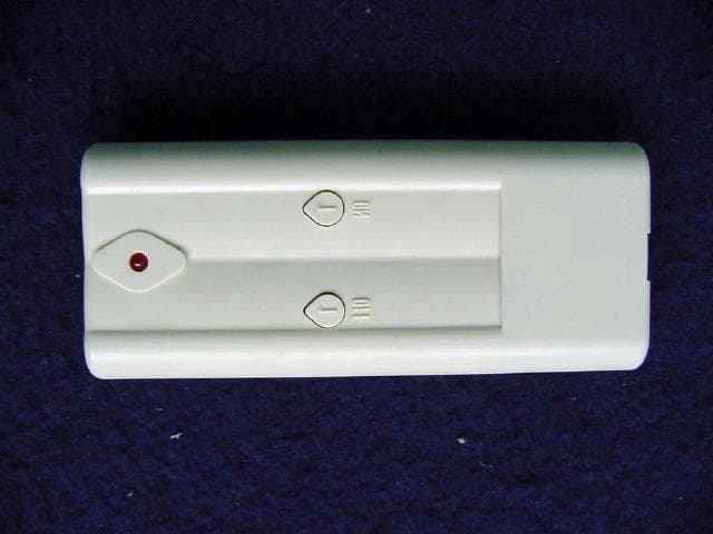 REMOTE CONTROLL TRANSMITTER - FCC ID PEFKB200 - HO WAH GENTING KINTRON SDN. BHD.