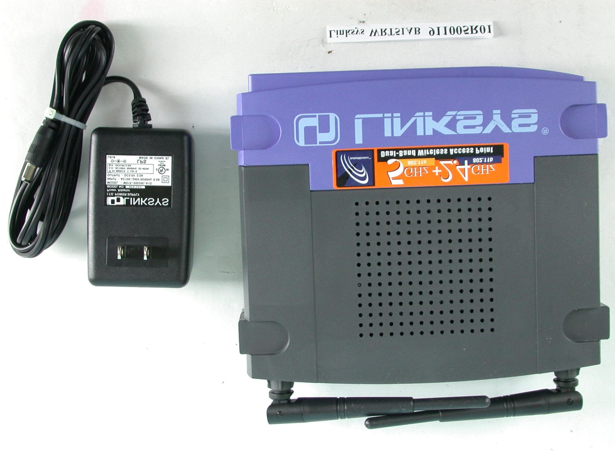 Dual Band Wireless A+B Broadband Router - FCC ID PKW-WRT51AB - Cisco-Linksys, LLC (4)