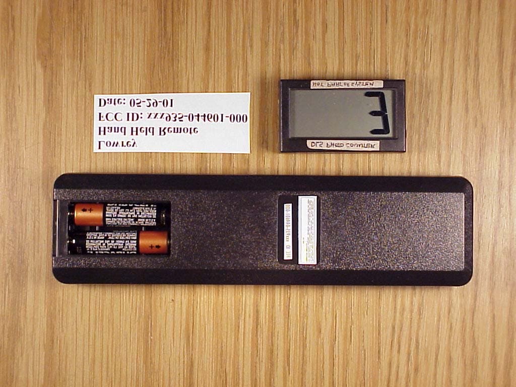 Hand-Held RF Remote Control - FCC ID PU2935-44601-000 - Lowrey Organ Company (2)