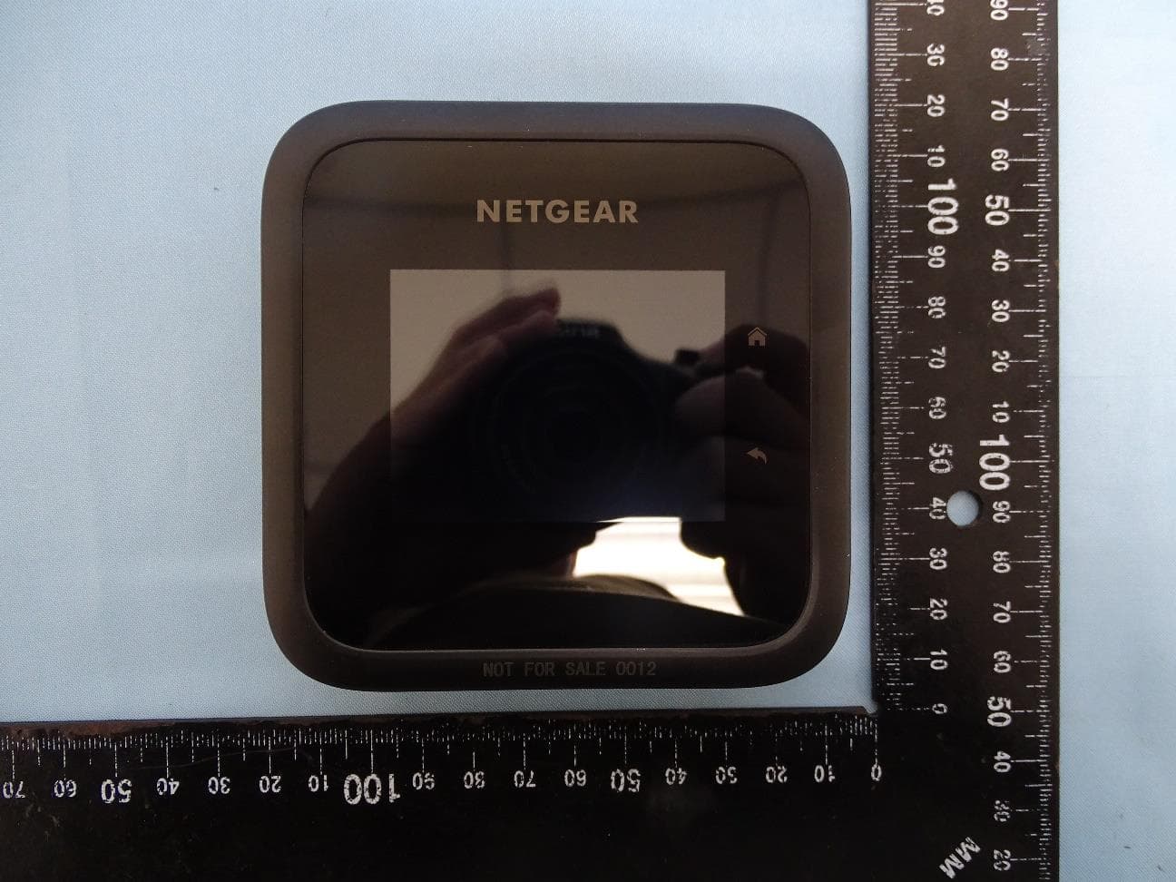Netgear 5G MHS Travel Router - FCC ID PY321100529 - Netgear Incorporated (3)