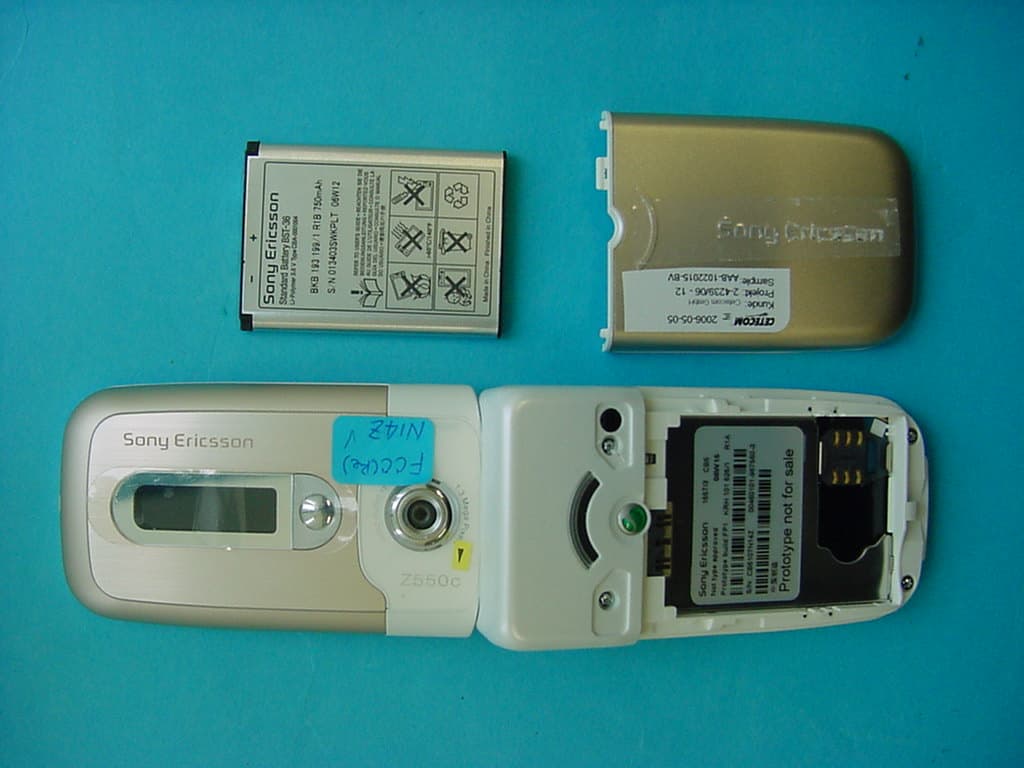 GSM 900/1800/1900 phoen withBluetooth and GPRS - FCC ID PY7A1022015 - Sony Corporation
