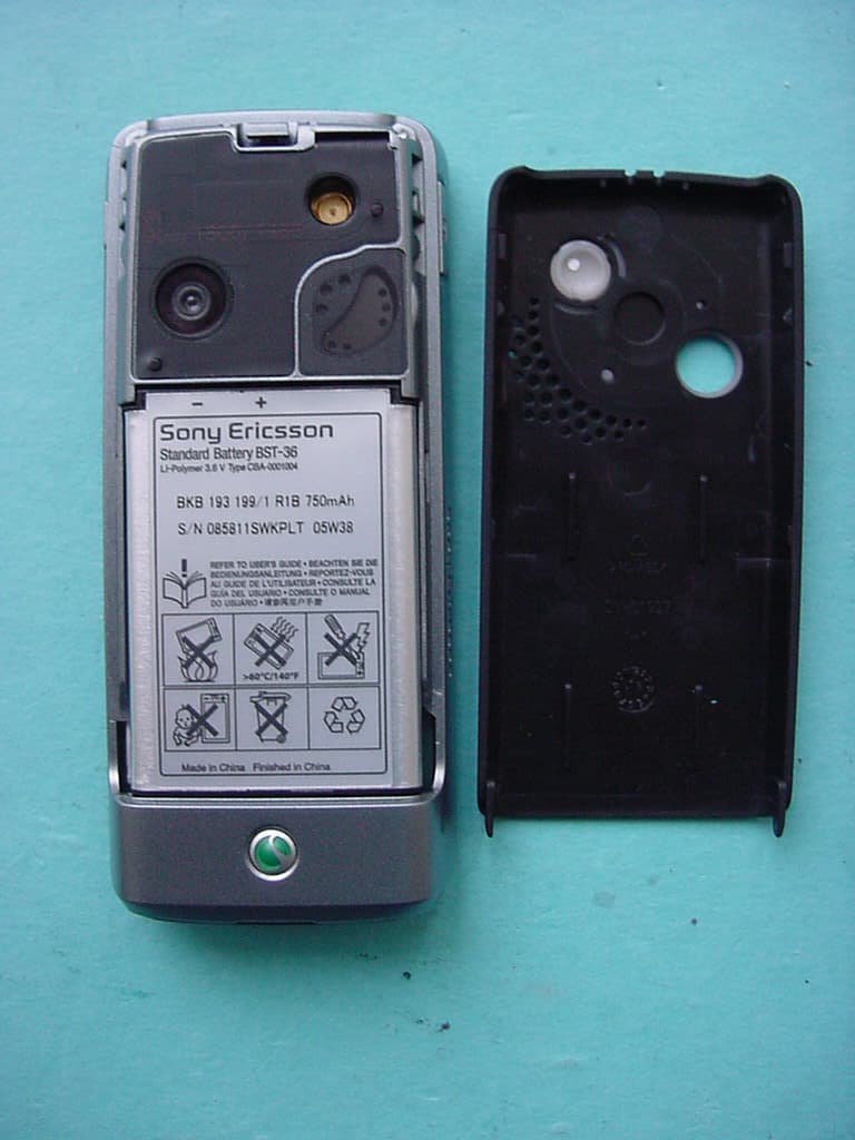 GSM 850/1800/1900/GPRS mobile phone with Bluetooth - FCC ID PY7A1032011 - Sony Corporation