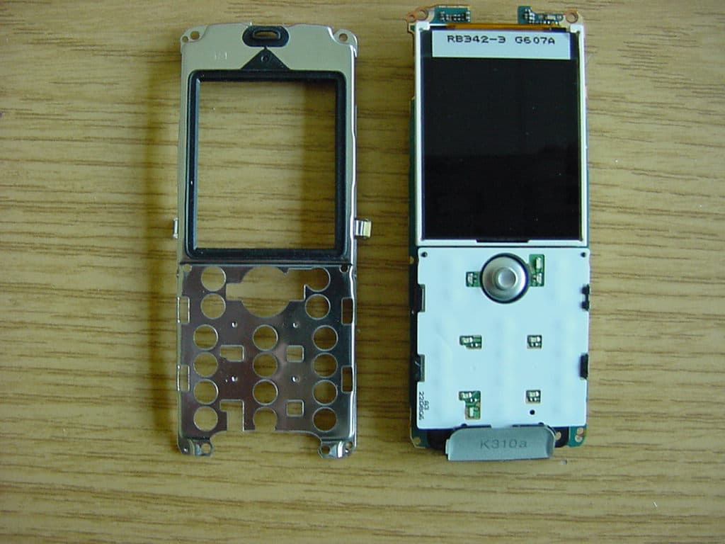 GSM 850/1800/1900 mobile phone with GPRS - FCC ID PY7A1032012 - Sony Corporation (2)