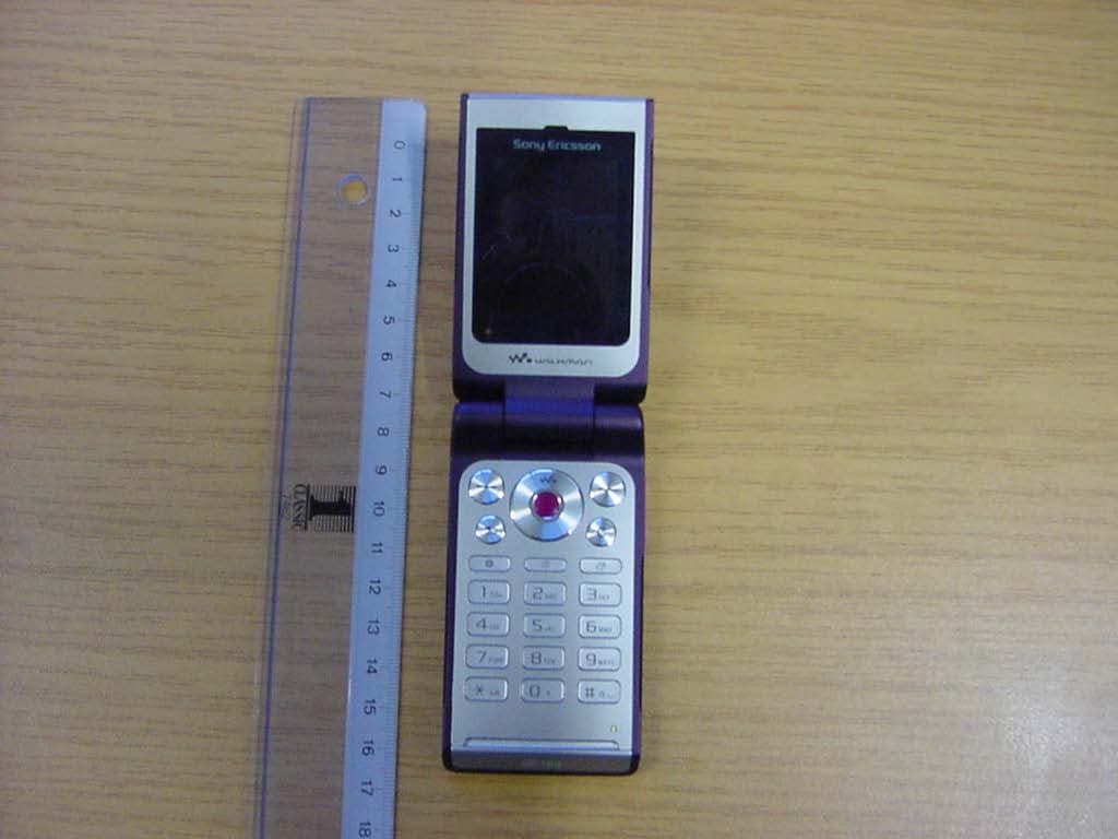 GSM 850/900/1900 mobile phone with Bluetooth - FCC ID PY7A1032051 - Sony Corporation (3)