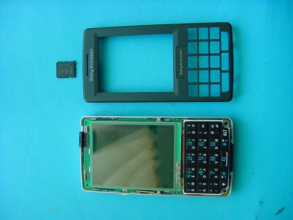 GSM 900/1800/1900 phone with GPRS and Bluetooth - FCC ID PY7FB022011 - Sony Corporation (4)