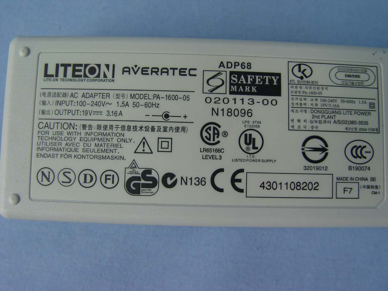 Notebook Computer w/ built-in 802.11g WLAN Module - FCC ID Q3Z3300 - Averatec Inc., (2)