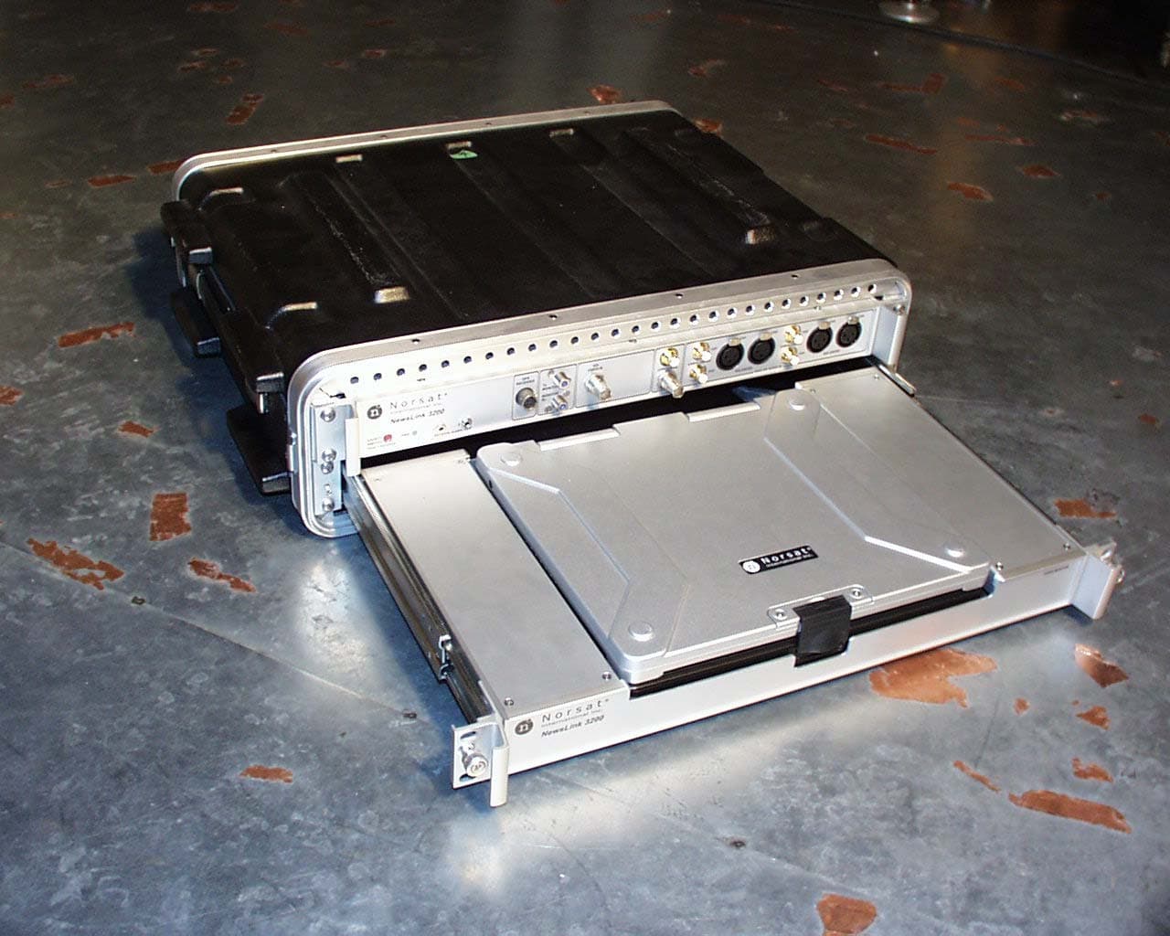 Norsat Newslink - FCC ID Q6C-NSLK3200 - Norsat International Inc. (5)