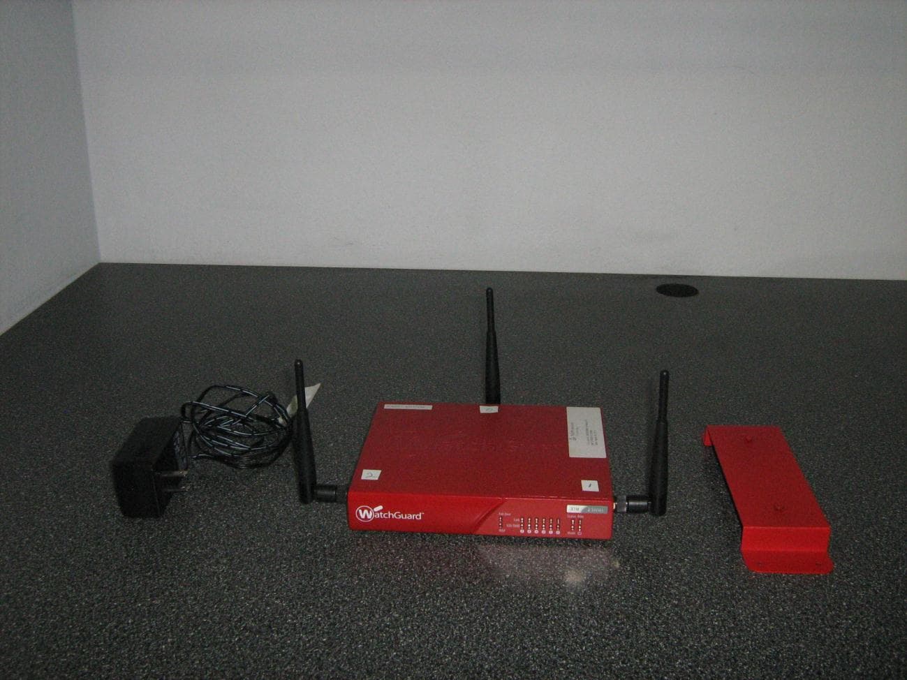 Wireless Access Point - FCC ID Q6G-FS2E5W - WatchGuard Technologies, Inc. (3)