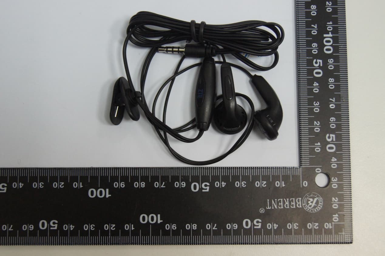 WCDMA/GSM (GPRS) Dual-Mode Digital Mobile Phone - FCC ID Q78-UV760 - ZTE Corporation (2)