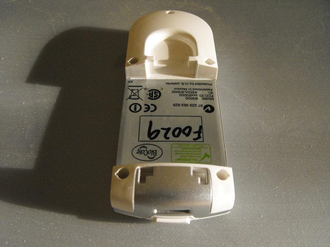 The Vocera B3000 is a hands-free VOIP Communication Device using 802.11b/g and bluetooth - FCC ID QGZB3000 - Vocera Communications (3)