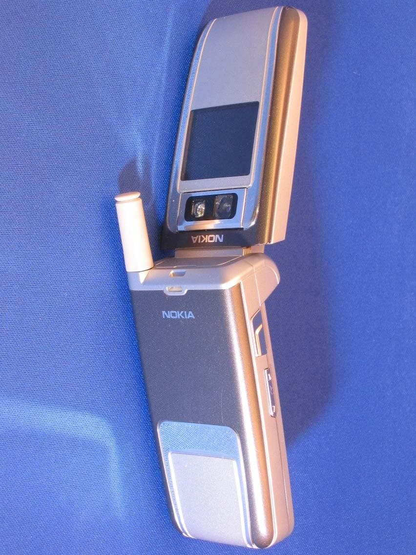 Tri-Mode Dual-Band PCS Phone w/ Bluetooth - FCC ID QMNRM-125 - Microsoft Corporation
