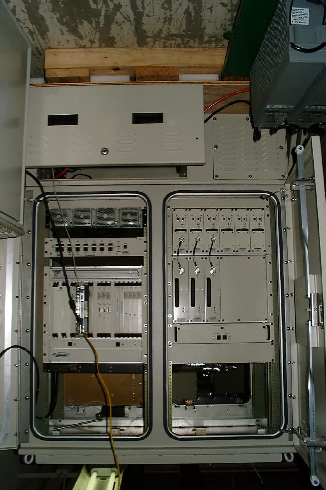 Radio Router Outdoor Base Station - FCC ID QZXBS200019 - Flarion Technologies, Inc. (2)