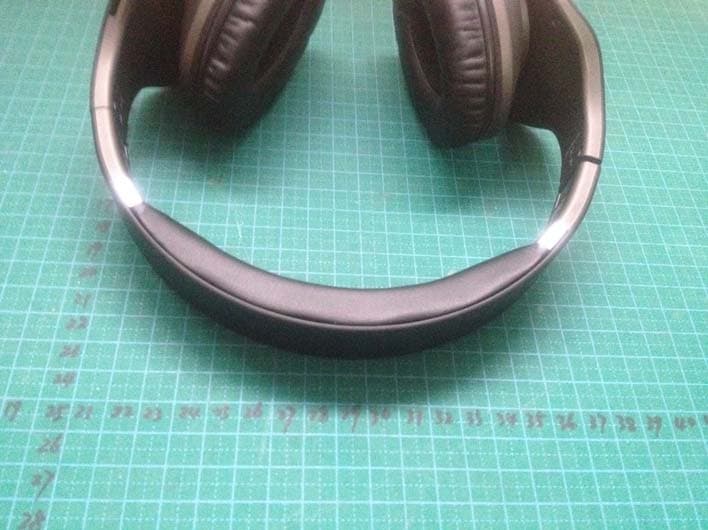 Bluetooth headset - FCC ID R2GLZ380B - Lezun Limited (5)