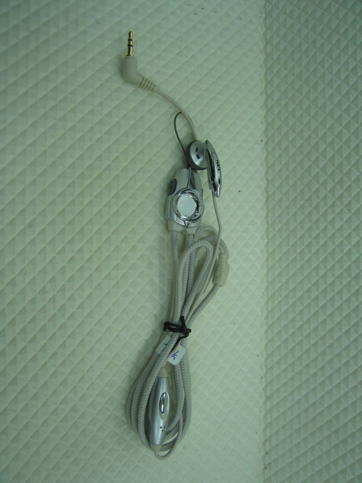 Tri-band GSM phone GSM850/DCS1800/PCS1900 - FCC ID R5WNGTC640 - NewGen Telecom. Co., Ltd. (2)