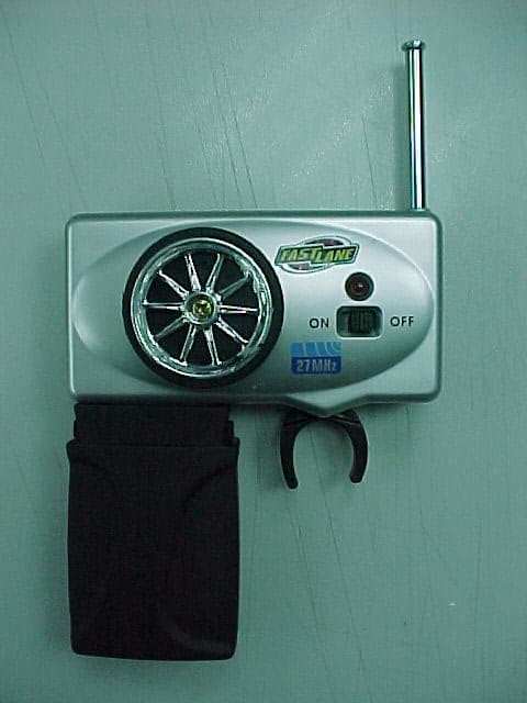 REMOTE CONTROL TRANSMITTER - FCC ID RCB24527 - TOYS "R" US