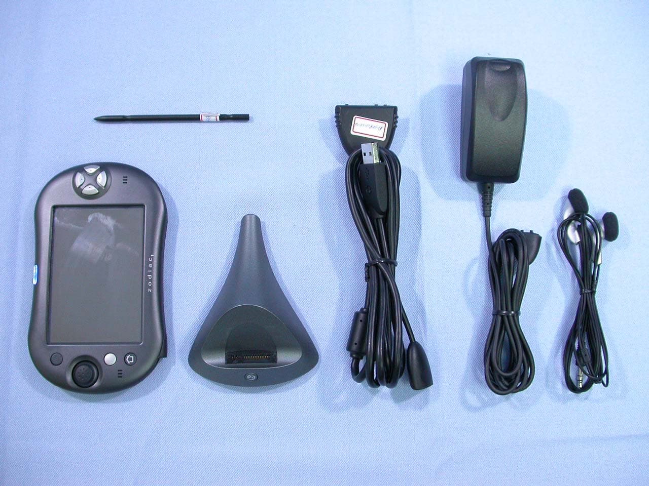 Zodiac Bluetooth Handheld PDA - FCC ID REI001 - Tapwave, Inc. (1)