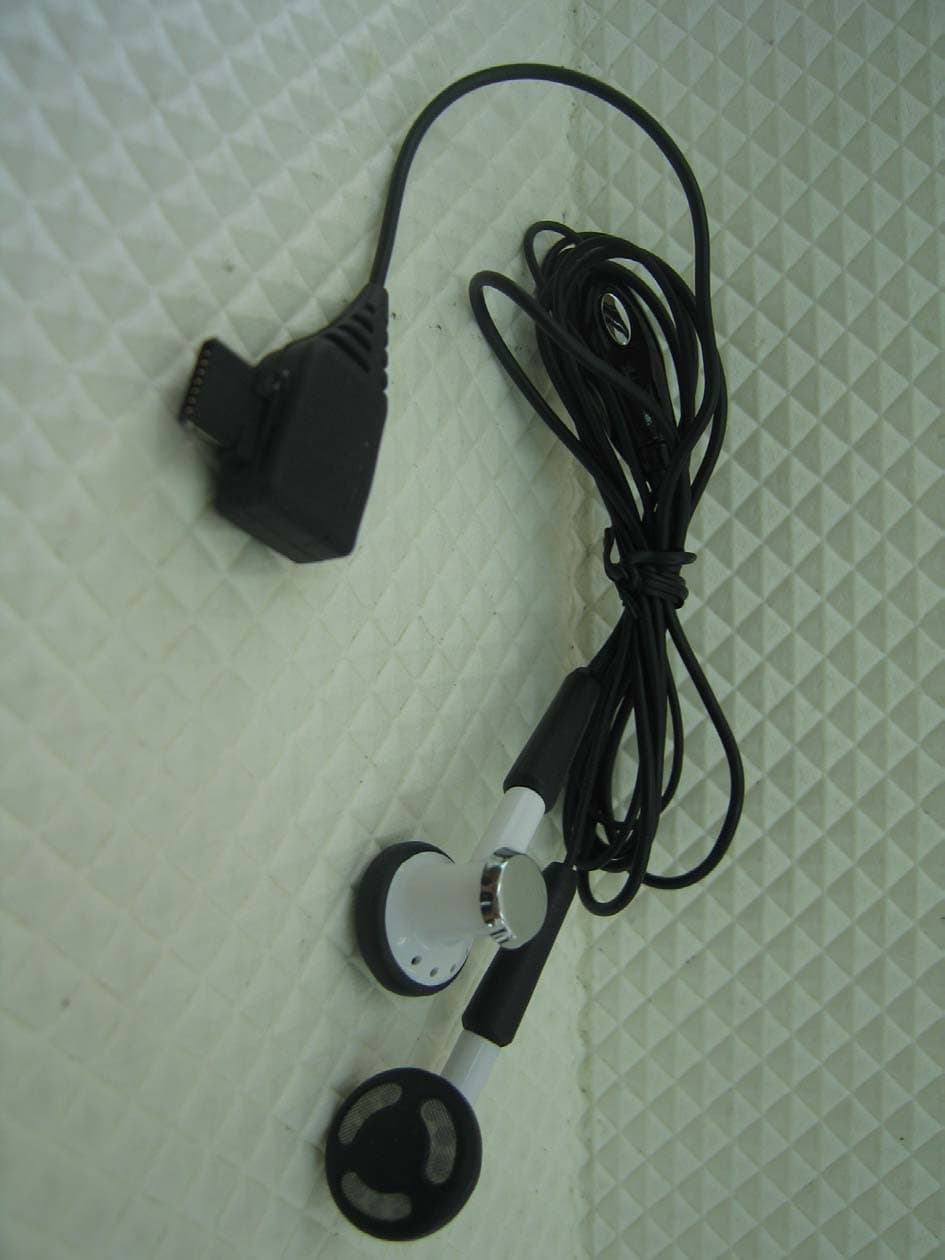 TRI-BAND GSM 900/1800/1900 MHZ MOBILE PHONE - FCC ID RV2EZ500 - Ezze Mobile Tech., Inc.