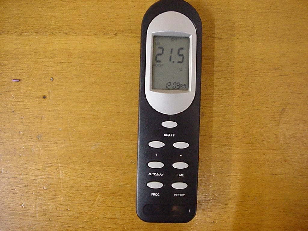 RF Remote Thermostat - FCC ID SFA-01012005 - Fireplace Products International Ltd. (1)
