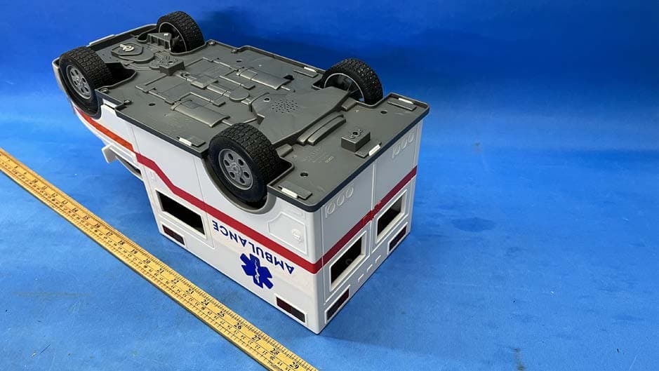 R/C Ambulance - FCC ID SLU22D24R12 - Maison Battat Inc.