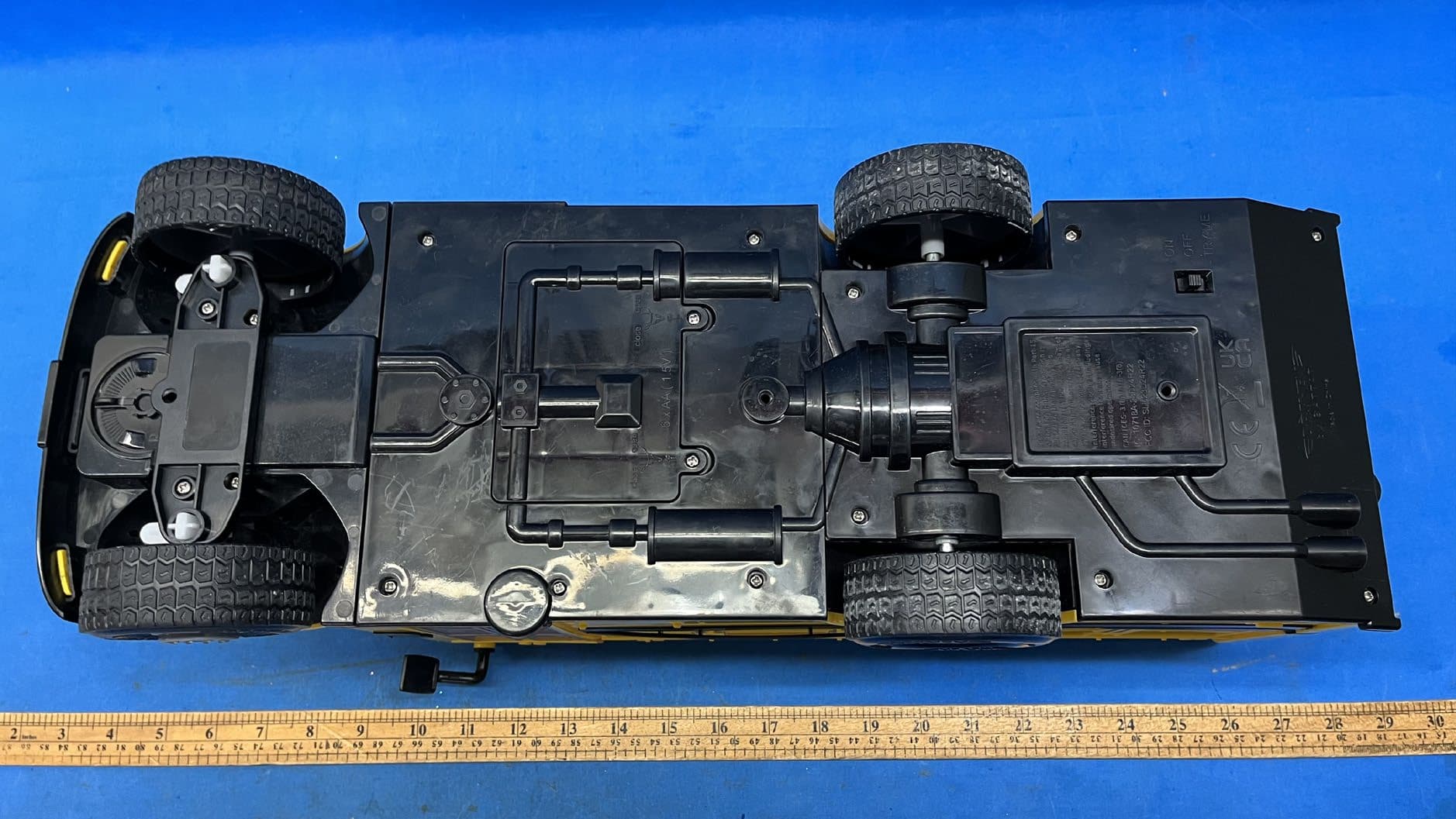 R/C School Bus - FCC ID SLU23D24R22 - Maison Battat Inc.