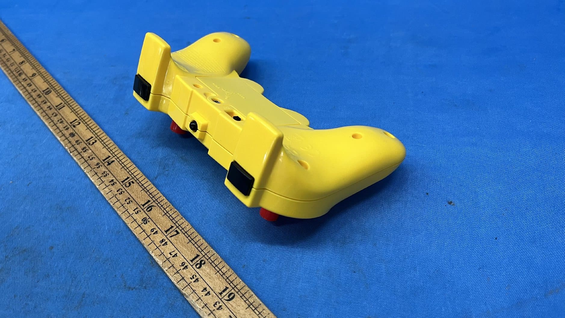 R/C School Bus - FCC ID SLU23D24T22 - Maison Battat Inc.