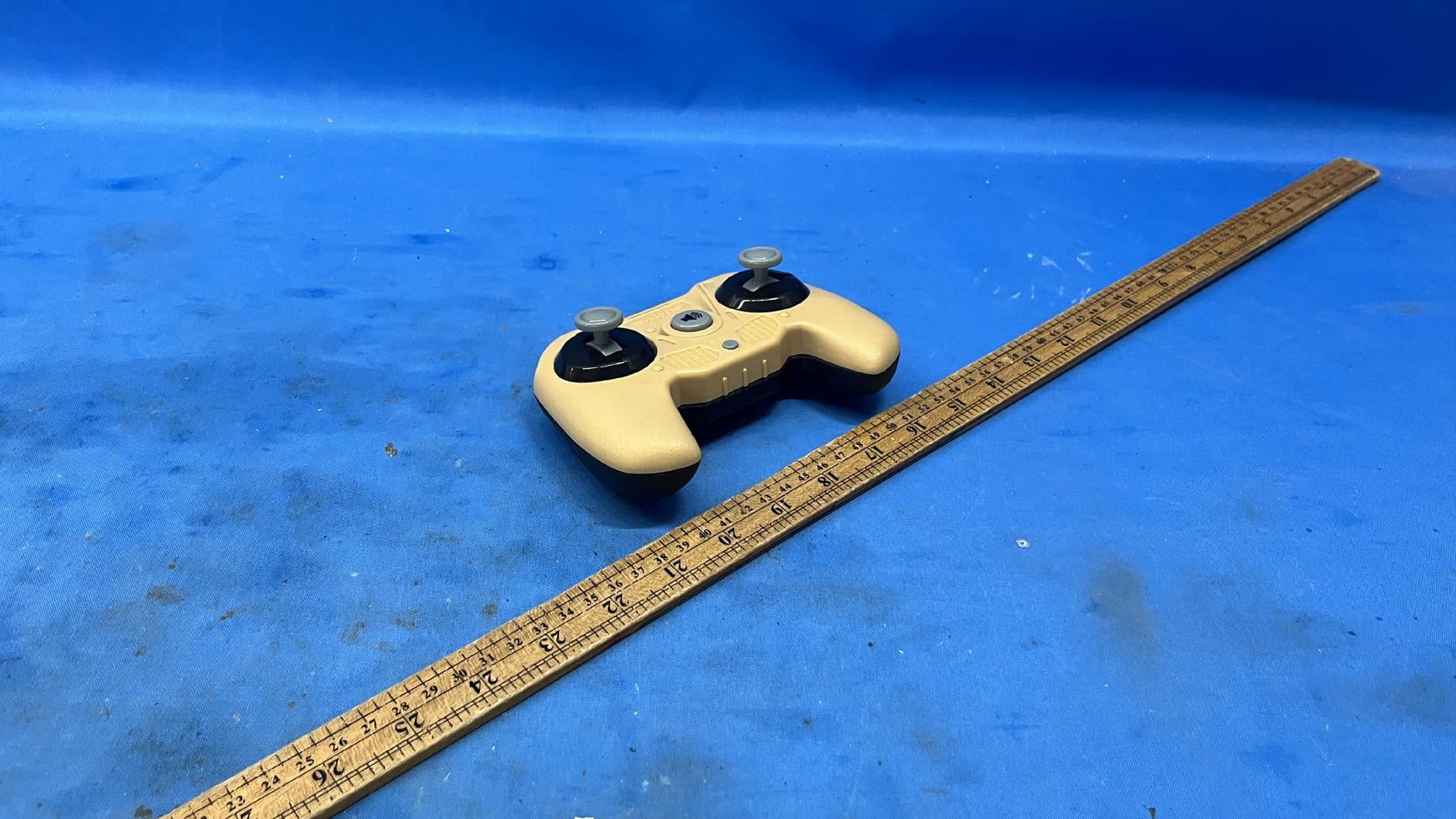 2-in-1 RC Track Truck Sandstorm - FCC ID SLU26D24T33 - Maison Battat Inc.