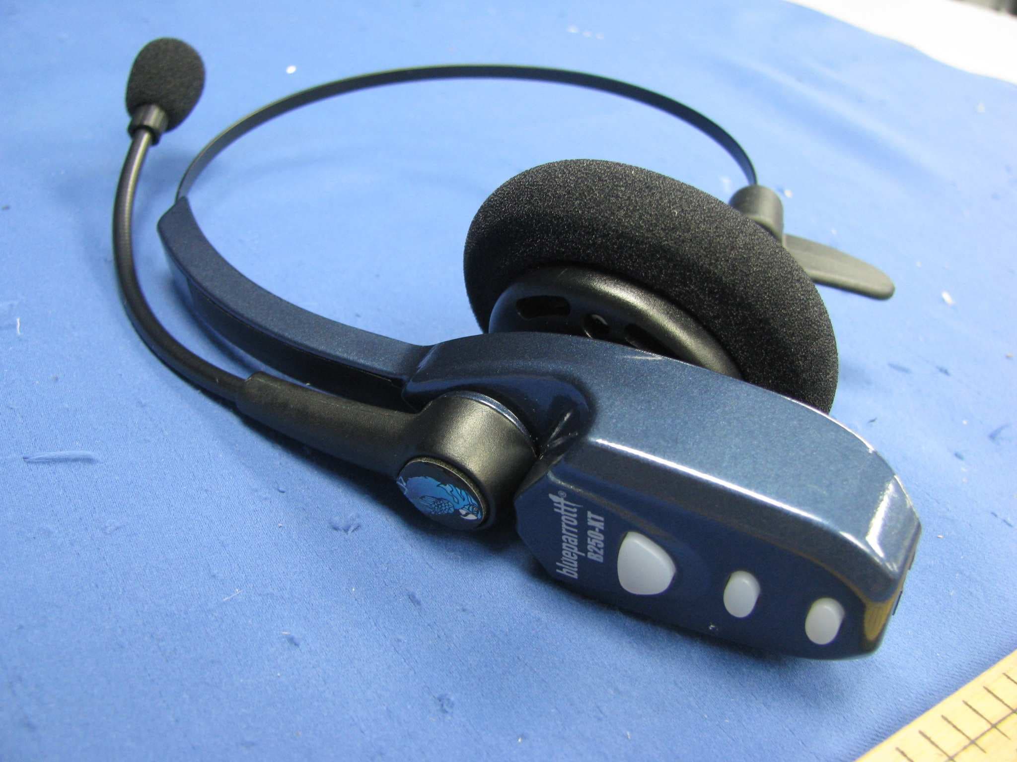 Bluetooth wireless headset - FCC ID SOM-202720Q - VXI Corporation