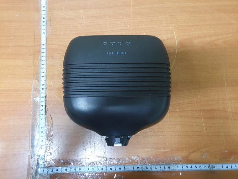 It supports Plug and Plug function which is powered by a USB port or LAN port on the Host PC. When the RFID tag is placed on the device, the information in the tag sent to the Host PC. - FCC ID SS4FR900 - BLUEBIRD INC. (4)