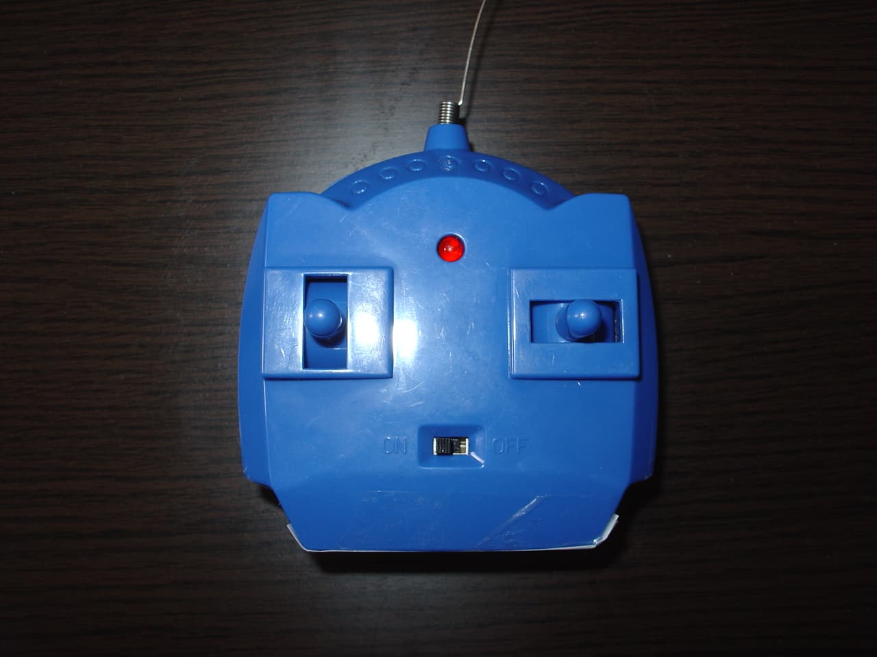 WIRELESS REMOTE CONTROL TRANSMITTER - FCC ID SZ23357T27 - Planet Toys (HK) Ltd. (2)