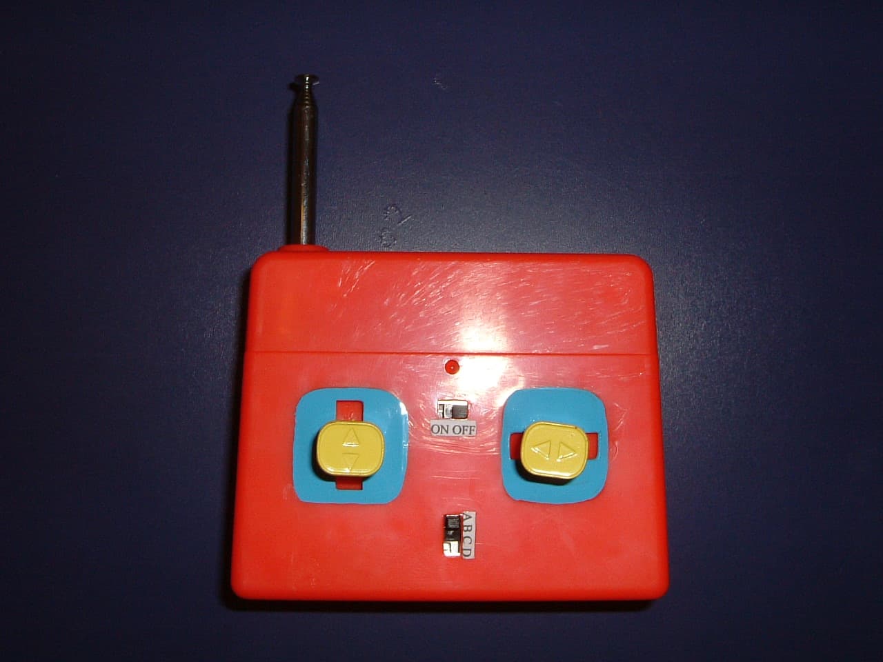 26.96-27.28 MHz Wireless R/C Toy - TX - FCC ID SZ23520T27 - Planet Toys (HK) Ltd.