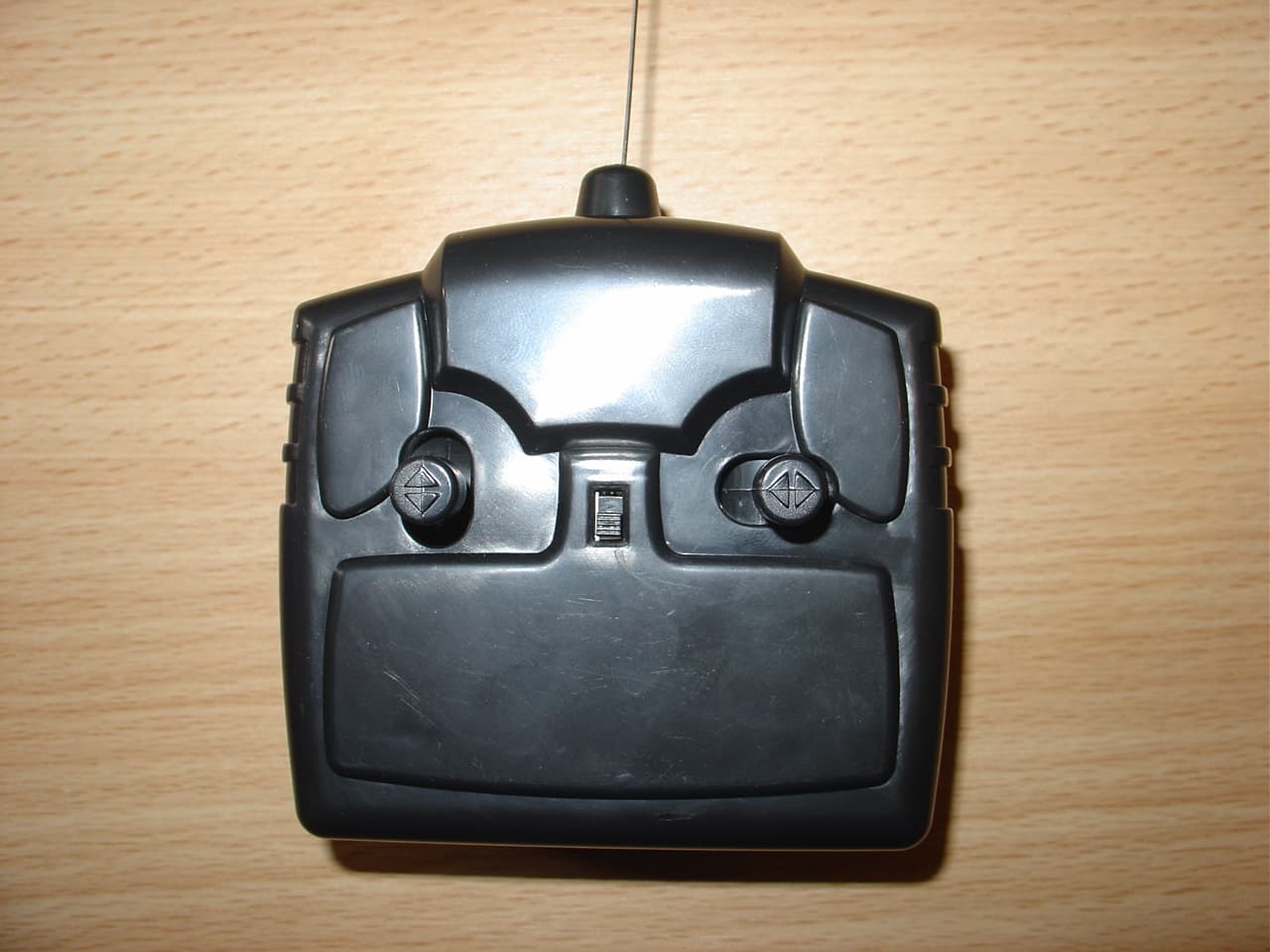 WIRELESS R/C TOY-TX - FCC ID SZ23550T27 - Planet Toys (HK) Ltd.