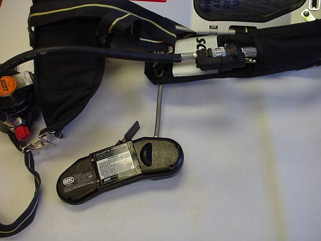 Emergency Alarm Transmitter - FCC ID T5E-200427 - 3M Company - Scott Technologies, Inc. (3)