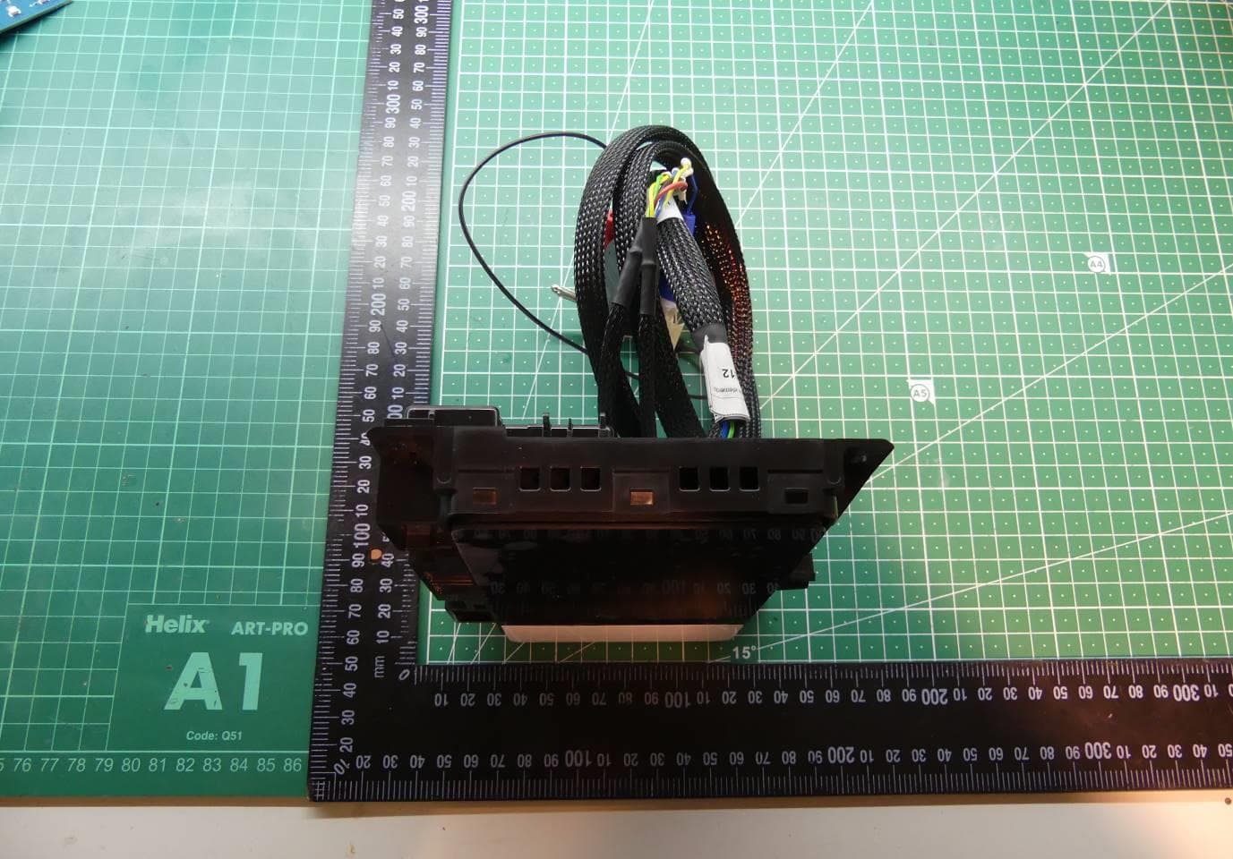 Rear Seat Control Unit for Automotive infotainment System with WLAN feature - FCC ID T8GSCON2 - Harman Becker Automotive Systems (2)
