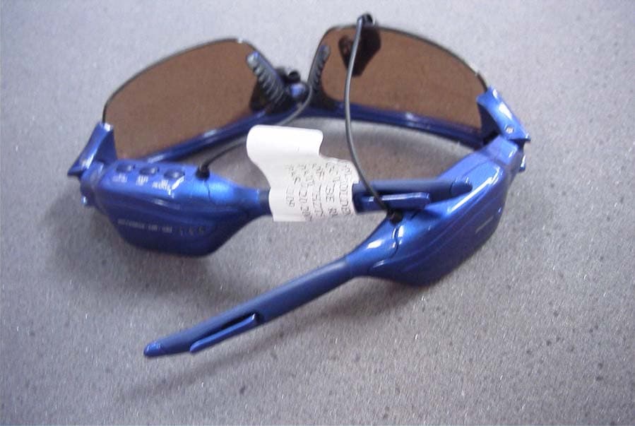 DC OPERATED MP3 SUNGLASSES - FCC ID TBERMMP3 - GOLDEN TECHNOLOGY CO., LTD. (3)