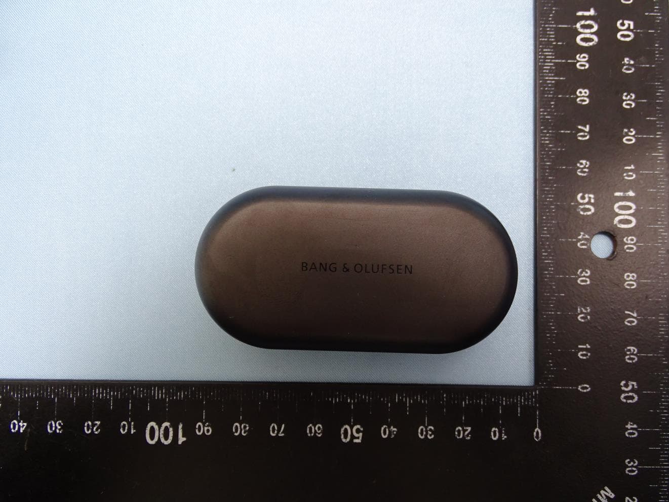 Charging Case - FCC ID TTUBEOPLAYEQC - Bang & Olufsen a/s (2)