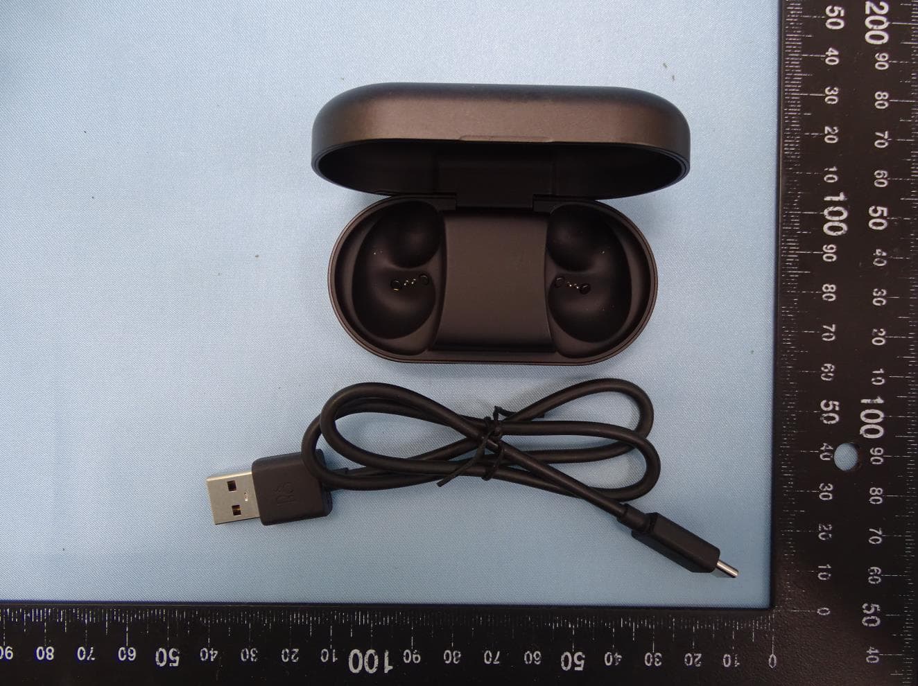 Charging Case - FCC ID TTUBEOPLAYEQC - Bang & Olufsen a/s