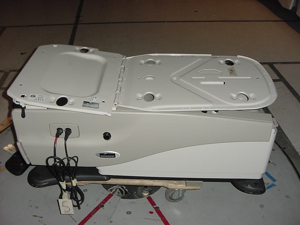 Exam Table w/ Remote Control Transmitter - FCC ID U399A429T1 - Midmark Corporation (2)