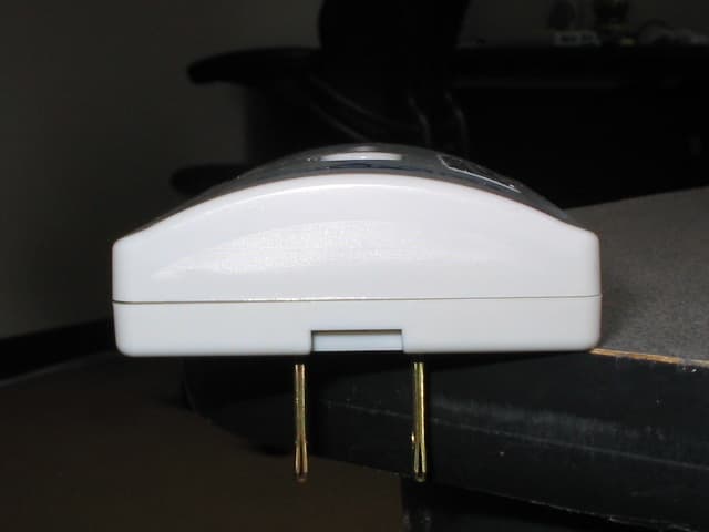 Plug-In Wireless Mesh Network Transceiver - FCC ID UAG-00000000R100 - AwarePoint Corporation (4)
