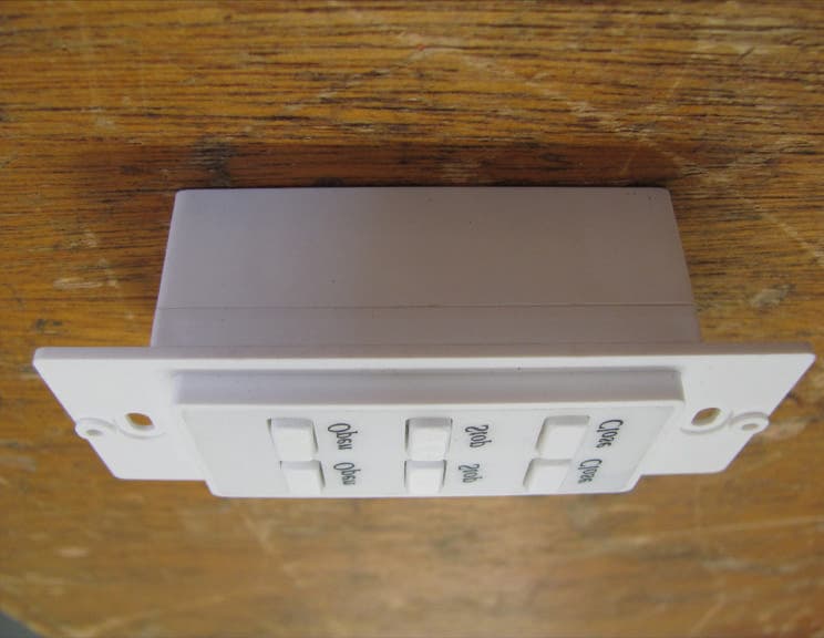 Wireless 2 Channel Low Voltage Switch - FCC ID UGP-WSW002 - BTX Holdings Inc (2)