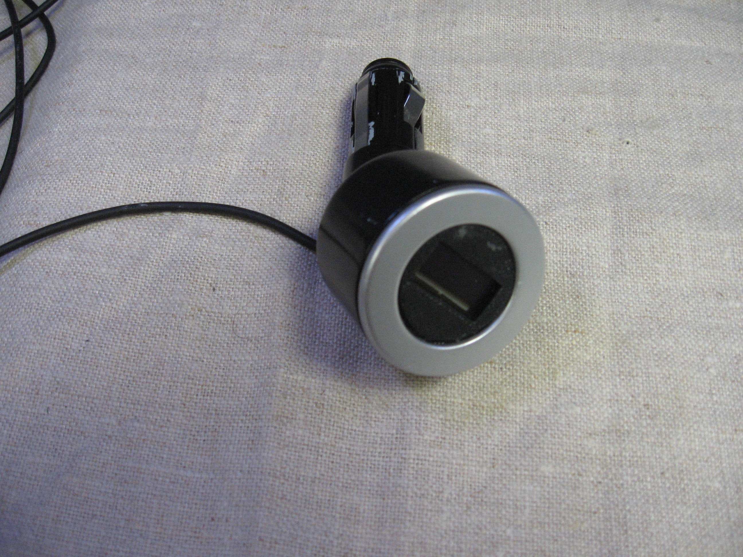 DLO TransDock Micro II FM Transmitter - FCC ID UIX0712E - Netalog, Inc. d/b/a Digital Lifestyle Outfitters (2)