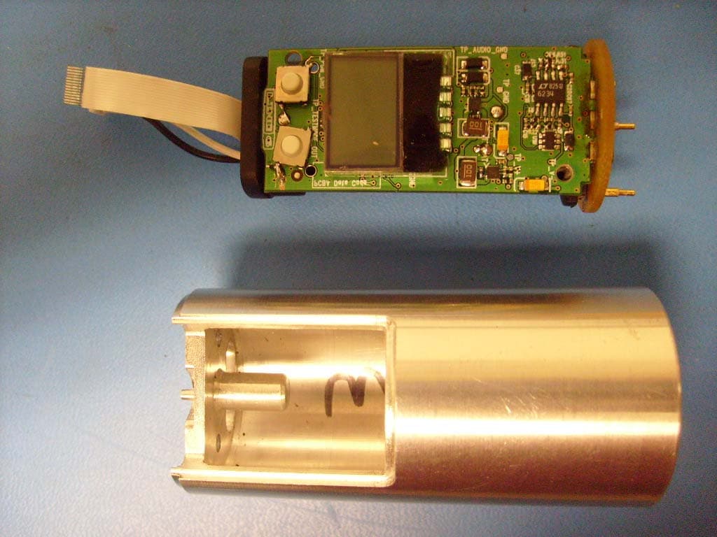 2.4 GHz Wireless handheld Microphone - FCC ID UOB916THH12 - Line 6 Digital Wireless Inc. (2)