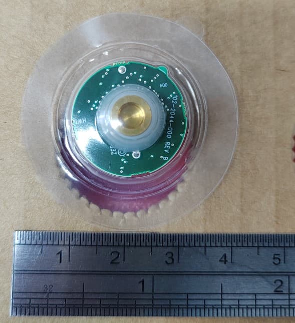 Small battery-operated UWB tag transmitting 2.5nsec UWB pulses at 7.55GHz with a magnetic receive interface at 125KHz used for provisioning. - FCC ID UZ7UWT7020 - Zebra Technologies Corporation (2)