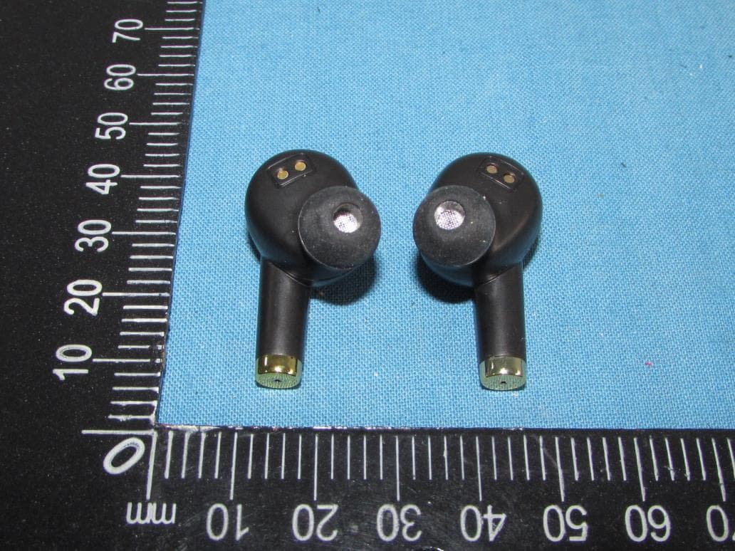 True Wireless Stereo Earphones - FCC ID VO8-P - GuangZhou LIWEI Electronics, LTD (2)