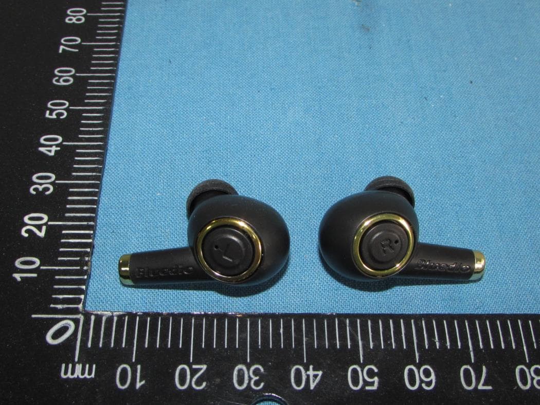 True Wireless Stereo Earphones - FCC ID VO8-P - GuangZhou LIWEI Electronics, LTD (3)