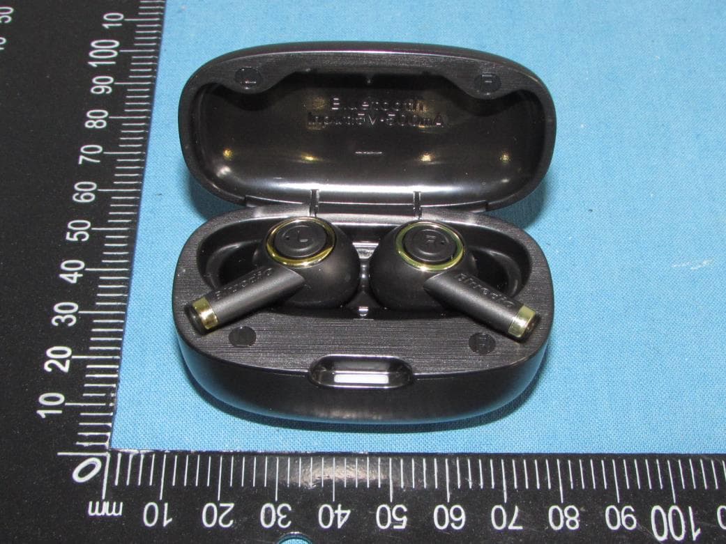 True Wireless Stereo Earphones - FCC ID VO8-P - GuangZhou LIWEI Electronics, LTD (4)