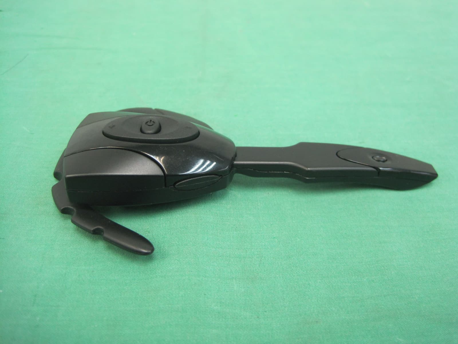 Mono Bluetooth Headset - FCC ID VS9EX1P31GS - Good Better Best Ltd trading as Gioteck (4)